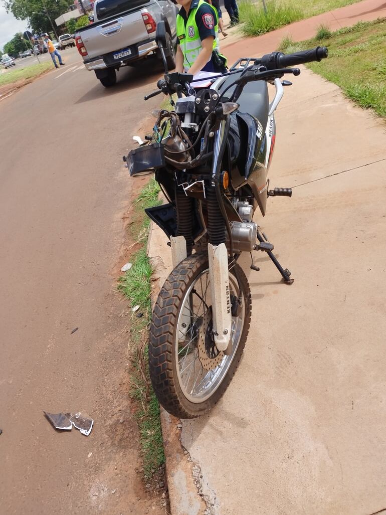 Una motocicleta involucrada en accidente de tránsito en Pedro Juan Caballero, con daños materiales.