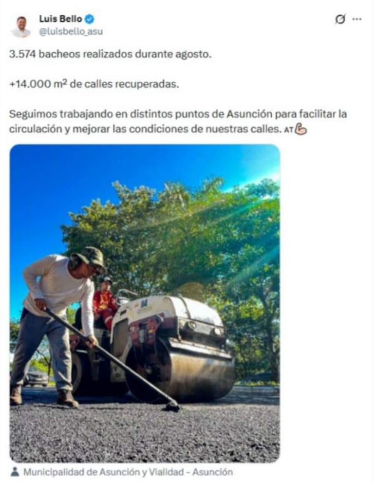 Luis Bello, con gorra de campo y ropa de trabajo, aplica asfalto en una obra pública en Asunción bajo un cielo soleado.