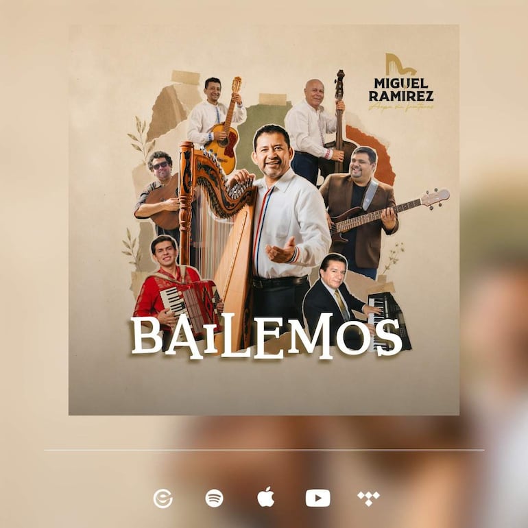 Seis músicos sonrientes, entre ellos un hombre en camisa blanca y corbata, rodeados de instrumentos en un ambiente festivo.
