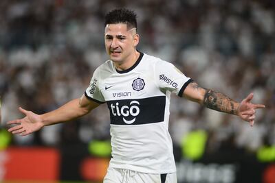 Guillermo Paiva de Olimpia celebra su gol hoy, en un partido de fase de grupos de la Copa Libertadores entre Olimpia y Atlético Nacional en el estadio Defensores del Chaco en Asunción (Paraguay).