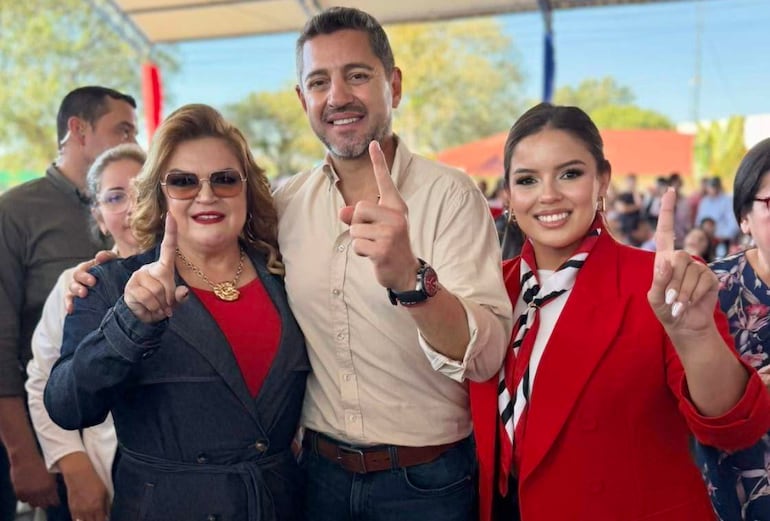 Norma Godoy (i), Pedro Alliana (c) y Clari Ibarra.
