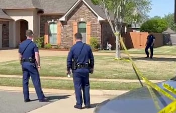 Captura de video de Rastreo de redes que muestra a integrantes de la Policía custodiando una escena del crimen este domingo, en Shreveport (Estados Unidos). Unos ocho menores de entre uno y catorce años murieron en un tiroteo masivo según reportes de la Policía de esa localidad, que calificó el suceso como un "altercado doméstico". EFE/