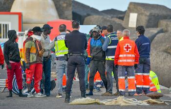 El aumento “exponencial” de personas extranjeras que piden asilo en España a su llegada por el aeropuerto madrileño de Barajas desbordó las salas habilitadas para atenderles, en un año “récord” de llegadas de migrantes por vía marítima a las islas españolas de Canarias (Atlántico).