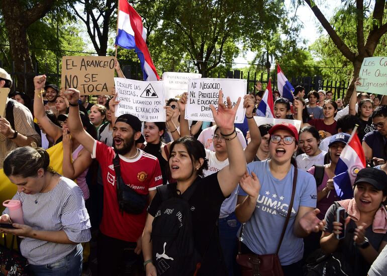 Universitarios durante una protesta frente al Congreso, donde le dieron media sanción al proyecto "Hambre cero".