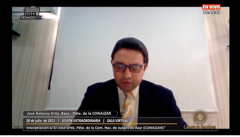 El presidente de Conajzar, José Ortíz, da explicaciones al Senado referente  a la "regularización" de tragamonedas del país, a través del contrato directo a iCrop SA.
