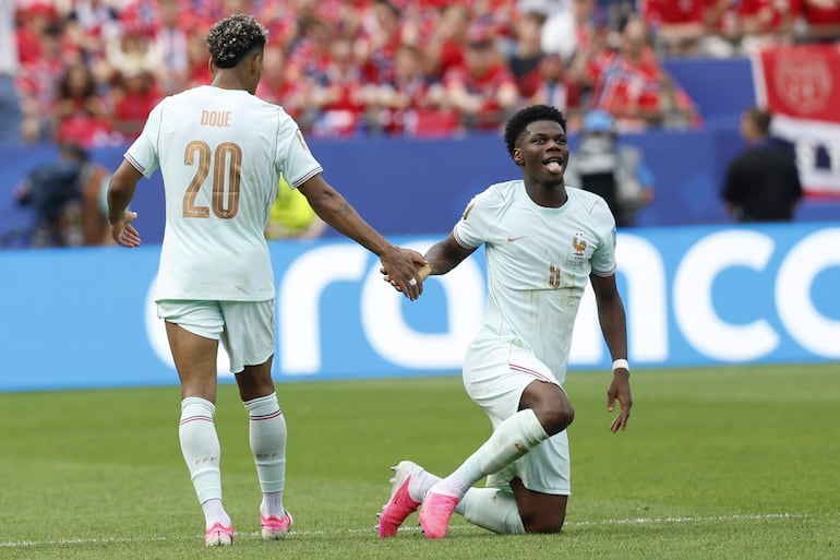 Désiré Doué (izq.) y Aurélien Tchouaméni de Francia reaccionan durante el partido de la fase de grupos de la Copa Mundial de la FIFA 2026 entre Noruega y Francia, en Boston, EE. UU.