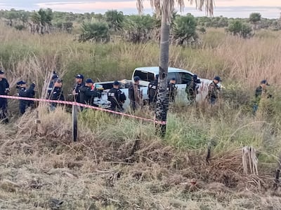 Agentes policiales ingresan a una zona boscosa de Tarumandy, Luque, para buiscar a cuatro de los sospechosos del asalto a un depósito de la DNIT en Mariano Roque Alonso en la madrugada de este 9 de julio.