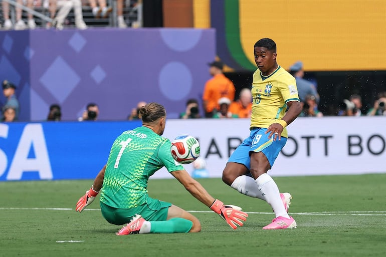 Endrick de Brasil remata y pierde una oportunidad ante Orjan Nyland de Noruega durante el partido de los octavos de final de la Copa Mundial de la FIFA 2026 entre Brasil y Noruega en el New York New Jersey Stadium, en East Rutherford, Nueva Jersey.