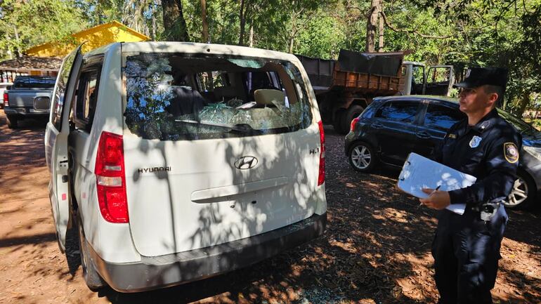 Los furgones de la comitiva del interventor quedaron con los vidrios rotos tras el ataque de los manifestantes