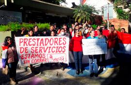 Manifestación de prestadores de servicios de limpieza tercerizados frente a la EBY en Asunción.