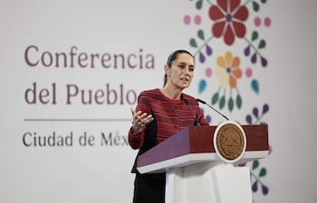 La presidenta de México, Claudia Sheinbaum, participa este viernes durante una rueda de prensa en Palacio Nacional de la Ciudad de México (México). Sheinbaum hizo un llamado al Servicio de Inmigración y Control de Aduanas (ICE) de Estados Unidos a evitar hacer redadas durante el juego de la Copa Oro 2025 que sostendrá la Selección mexicana de fútbol en Los Ángeles el próximo sábado.