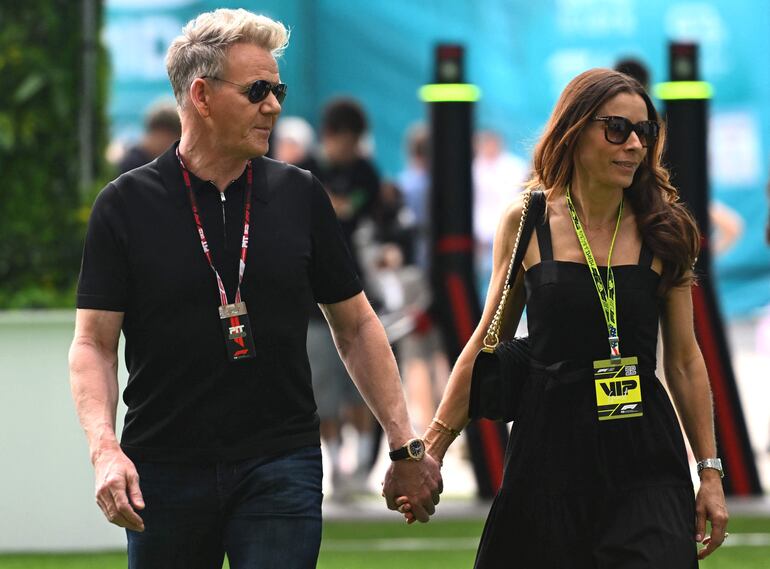 Gordon Ramsay y Tana Ramsay llegaron de la manito al Grand Prix de Miami 2025. (Rudy Carezzevoli/Getty Images/AFP)
