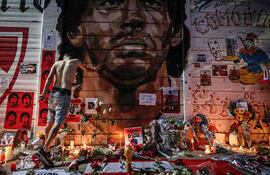 Imagen ilustrativa: un "altar" para Diego Armando Maradona tras su fallecimiento.