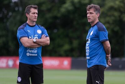 Guillermo (i) y Gustavo Barros Schelotto en el entrenamiento de la selección paraguaya.