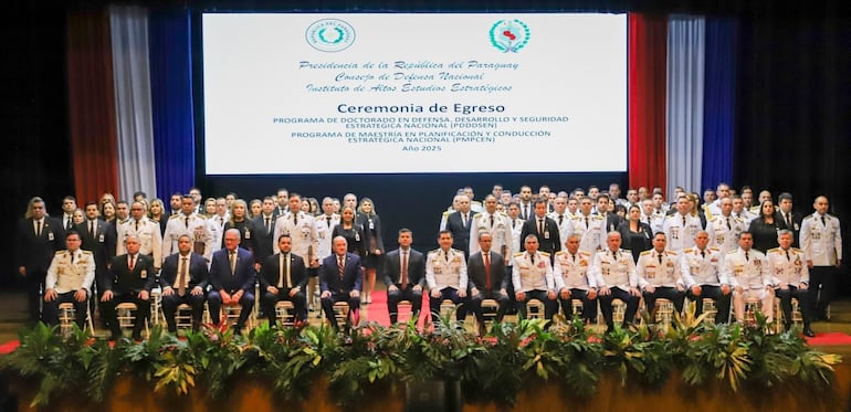 Egresados de los programas de doctorado y maestría del Instituto de Altos Estudios Estratégicos 2025.