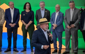 El presidente de Brasil, Luiz Inácio Lula da Silva, pronuncia un discurso durante una visita a la sede de la empresa brasileña de defensa y aeroespacial Avibras