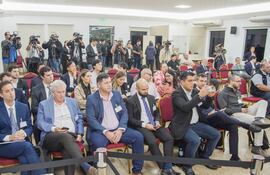 Representantes de los consorcios oferentes en la licitación de las máquinas de votación.