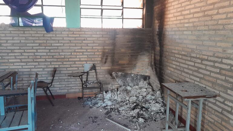 En estas condiciones quedaron algunos muebles de la escuela San Agustín de San Antonio. El intendente lamentó ataque.