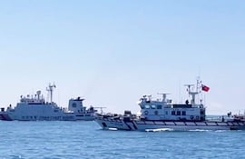 Un barco de la Guardia Costera taiwanesa junto a uno de la Guardia Costera china.