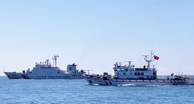 Un barco de la Guardia Costera taiwanesa junto a uno de la Guardia Costera china.