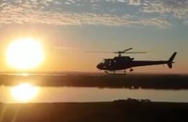 Un helicóptero del Ejército brasileño sobrevuela el río Paraná, en la frontera paraguaya, en busca de los narcotraficantes.