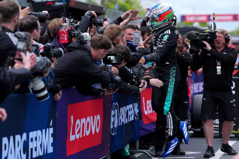 El italiano Andrea Kimi Antonelli celebra la victoria en el Gilles Villeneuve, con la que refuerza su liderato en la F1.