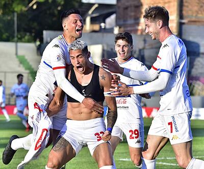 Orlando Gaona Lugo (33) celebra efusivamente el gol junto a sus compañeros Fabián Franco (21), Tobías Sanabria (29) e Ignacio Bailone (7), ingresados en el segundo tiempo.