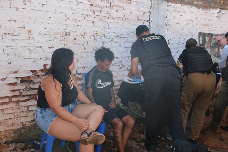 La Secretaría Nacional Antidrogas (SENAD) detuvo a jóvenes que propagaban las actividades del clan Rotela en redes sociales.