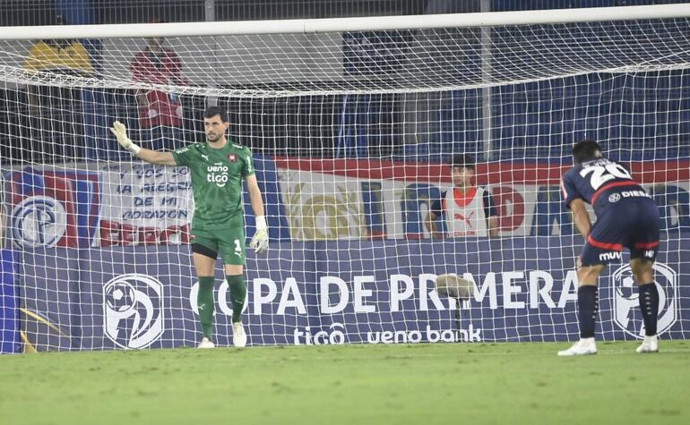 El argentino Alexis Martín Arias, futbolista de Cerro Porteño, en el penal que desvió a Luis de la Cruz, jugador de Sportivo Trinidense, en un partido de la fecha 15 del torneo Apertura 2025 del fútbol paraguayo en el estadio La Nueva Olla, en Asunción, Paraguay.