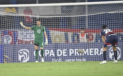 El argentino Alexis Martín Arias, futbolista de Cerro Porteño, en el penal que desvió a Luis de la Cruz, jugador de Sportivo Trinidense, en un partido de la fecha 15 del torneo Apertura 2025 del fútbol paraguayo en el estadio La Nueva Olla, en Asunción, Paraguay.