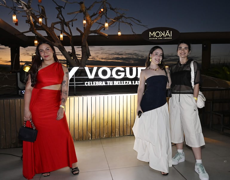 Karen Viloria, Elizabeth Sosa y Johana Urdapilleta durante el lanzamiento de Vogue en Mokai.