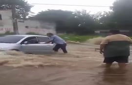 Dramáticas imágenes de mujer atrapada en un raudal en la ciudad de Lambaré.