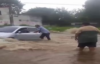Dramáticas imágenes de mujer atrapada en un raudal en la ciudad de Lambaré.