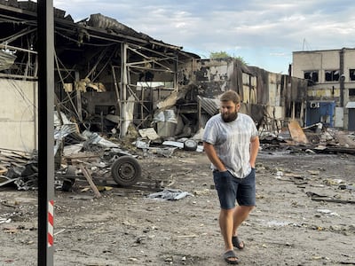 Un hombre camina por una zona dañada por un bombardeo ruso en Zaporiyia, Ucrania.
