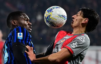 El delantero francés #14 del Inter de Milán, Ange-Yoan Bonny (izq.), lucha por el balón con el defensa italiano #22 del Cremonese, Romano Floriani Mussolini, durante el partido de la Serie A italiana entre el US Cremonese y el Inter de Milán en el estadio Giovanni Zini en Cremona, norte de Italia, el 1 de febrero de 2026. (Foto de Piero CRUCIATTI / AFP)