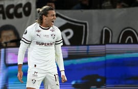 El centrocampista uruguayo del Fluminense Agustín Canobbio (n.º 17) lo celebra tras marcar durante el partido de vuelta de los cuartos de final de la Copa Libertadores de fútbol disputado entre el Platense (Argentina) y el Fluminense (Brasil) en el estadio Ciudad de Vicente López.