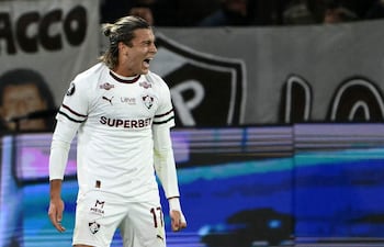 El centrocampista uruguayo del Fluminense Agustín Canobbio (n.º 17) lo celebra tras marcar durante el partido de vuelta de los cuartos de final de la Copa Libertadores de fútbol disputado entre el Platense (Argentina) y el Fluminense (Brasil) en el estadio Ciudad de Vicente López.