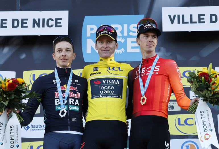 Al centro Matteo Jorgenson junto a Florian Lipowitz (izq) y Thymen Arensman (R) en el podio de Paris-Nice.