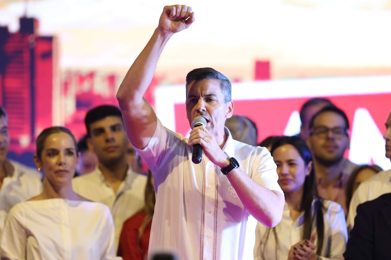 El presidente de Paraguay, Santiago Peña, habla en un evento tras la elección de Camilo Pérez como candidato del gobernante Partido Colorado de Paraguay este domingo.