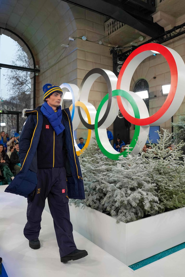Un modelo presenta un atuendo del Comité Olímpico Nacional de Suecia durante la Muestra de Moda de Invierno de los Juegos Olímpicos, en el marco de los Juegos Olímpicos de Invierno Milano Cortina 2026, en Milán, el 4 de febrero de 2026.
