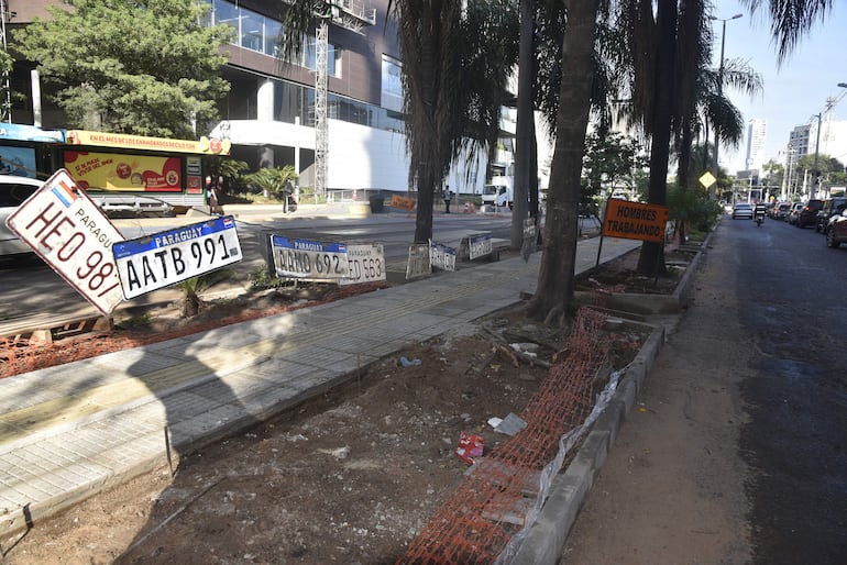 El "tendedero de chapas" perdidas por vehículos durante los raudales.