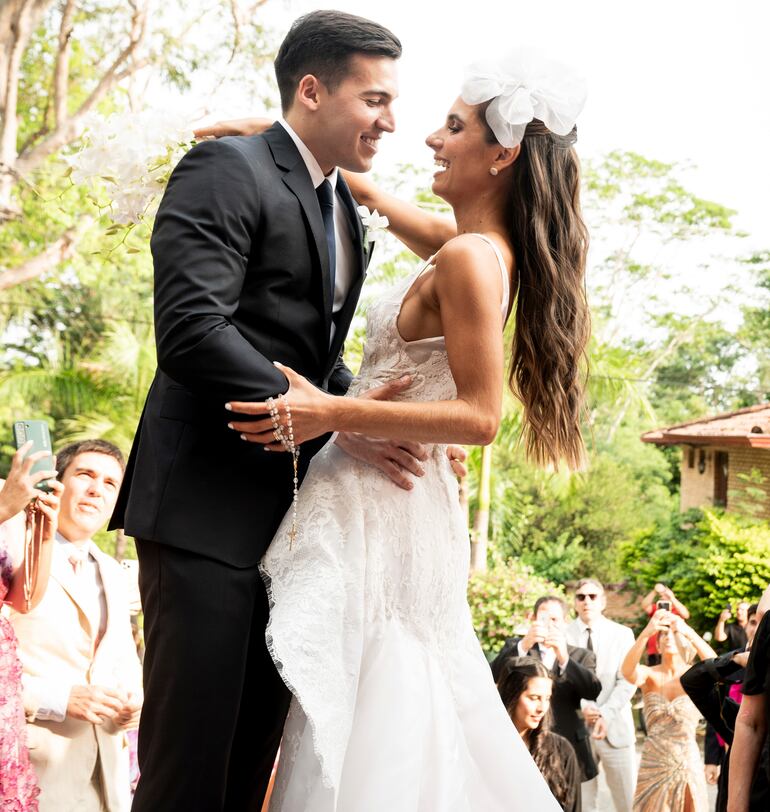 Los recién casados muy felices a la salida de la Iglesia fueron felicitados por sus amigos y familiares. 
