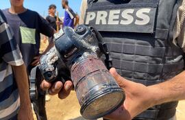 Un periodista muestra la cámara ensangrentada de la fotoperiodista Mariam Dagga -reportera de la agencia estadounidense AP, que murió en Gaza tras los ataques israelíes.