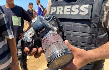 La cámara cubierta de sangre de la fotoperiodista Mariam Dagga, asesinada en un ataque israelí a un hospital en Jan Yunis, Gaza, en agosto de 2025.