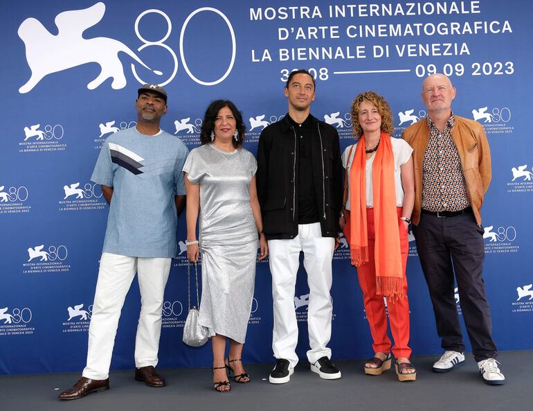 Los miembros del jurado 'Orizzonti' Kahlil Joseph, Kaouther Ben Hania, el presidente del jurado 'Orizzonti' Jonas Carpignano y Tricia Tuttle y Jean-Paul Salome, posan durante el 80º Festival Internacional de Cine de Venecia,
