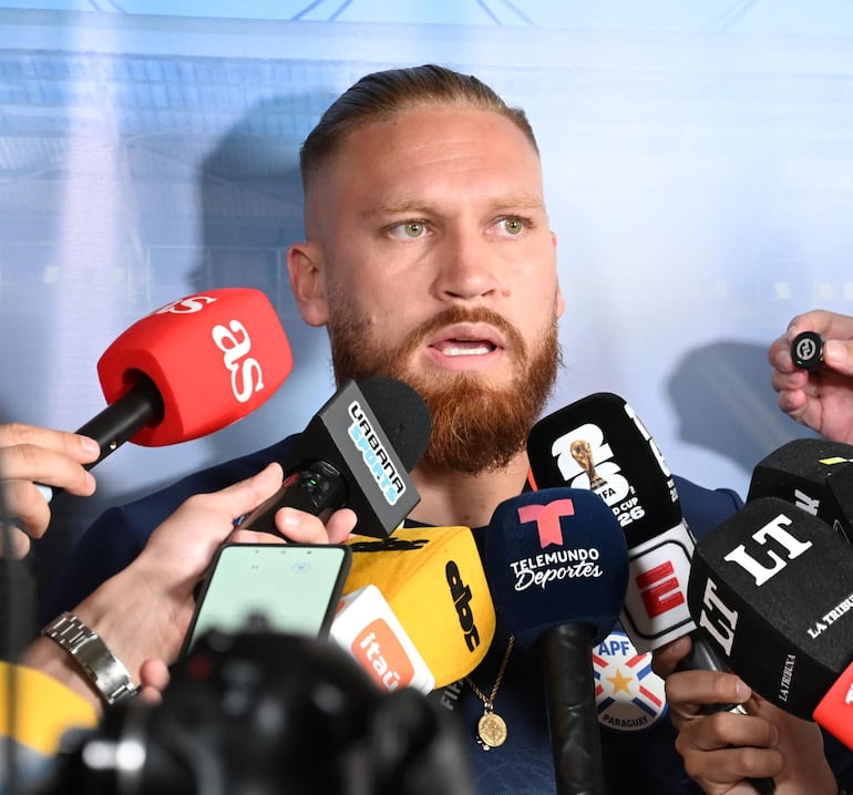 El delantero de la selección paraguaya, Isidro Pitta habla con los medios en la previa al duelo ante Turquía, por la segunda ronda del Grupo D del Mundial 2026.