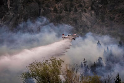 Una aeronave rocía agua para extinguir un incendio forestal en el Monte Pirque, en El Hoyo, en la región patagónica de la provincia de Chubut, Argentina, el 10 de enero de 2026.