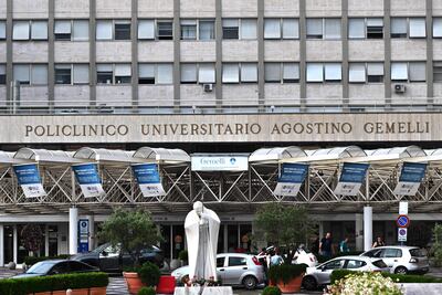 Fachada del hospital Gemelli, con una estatua de San Juan Pablo II. Allí se encuentra internado el papa Francisco.