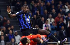 Milan (Italy), 17/03/2024.- Napoli'Äôs goalkeeper Alex Meret (L) in action against Inter Milan'Äôs Marcus Thuram during the Italian Serie A soccer match between FC Inter and SSC Napoli, in Milan, Italy, 17 March 2024. (Italia) EFE/EPA/MATTEO BAZZI