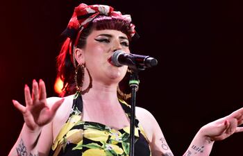 Con un maquillaje y vestuario similar a los que usaba Amy Winehouse, la cantante Bronte Shandé deslumbró al público con sus cualidades vocales y su carisma.